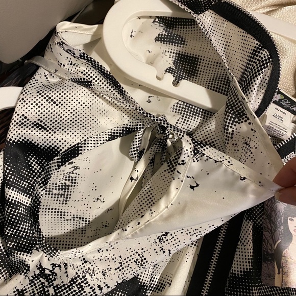 Lily White silky flowy black/white dress - Picture 3 of 4